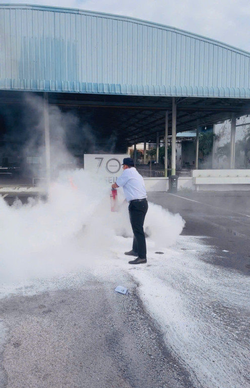 Lực lượng nhân viên Bảo vệ 24G thực hành phun bình cứu hỏa CO2 dập lửa tại buổi tập huấn PCCC.